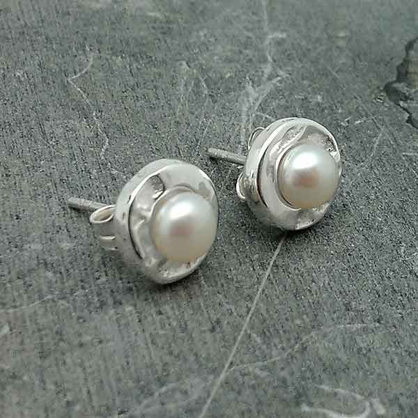 Pendientes en plata de ley y perla cultivada.