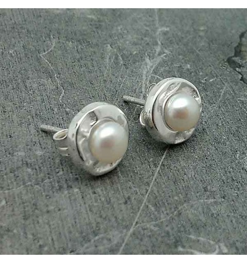 Earrings in sterling silver and cultured pearl.