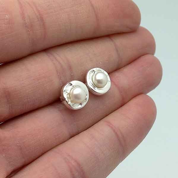 Pendientes en plata de ley y perla cultivada.