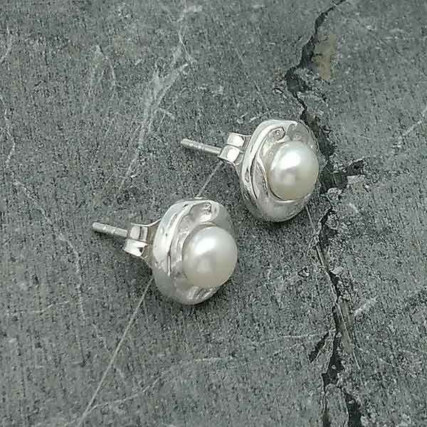 Pendientes en plata de ley y perla cultivada.