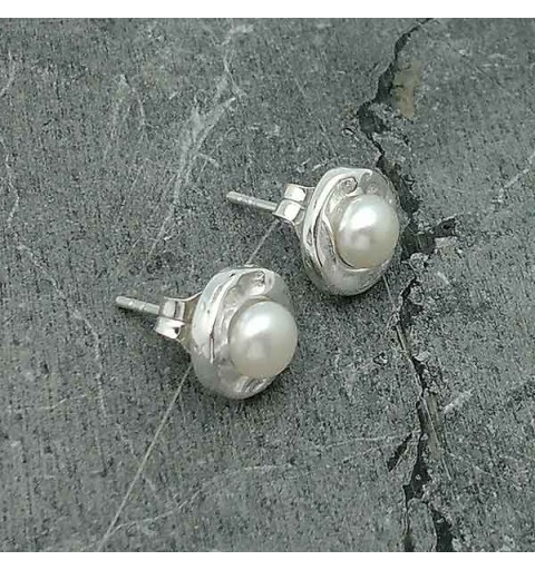Earrings in sterling silver and cultured pearl.