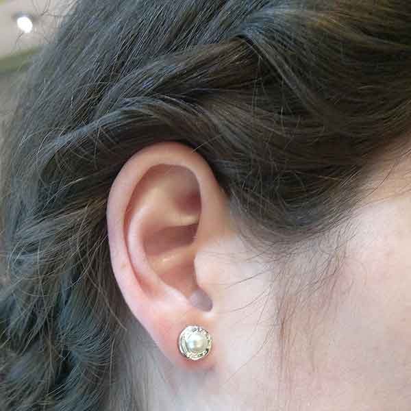 Pendientes en plata de ley y perla cultivada.