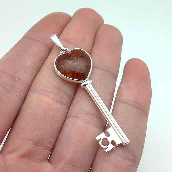 Colgante llave ámbar