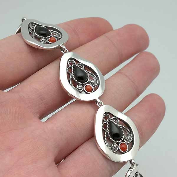 Bracelet articulated in silver, jet and coral.