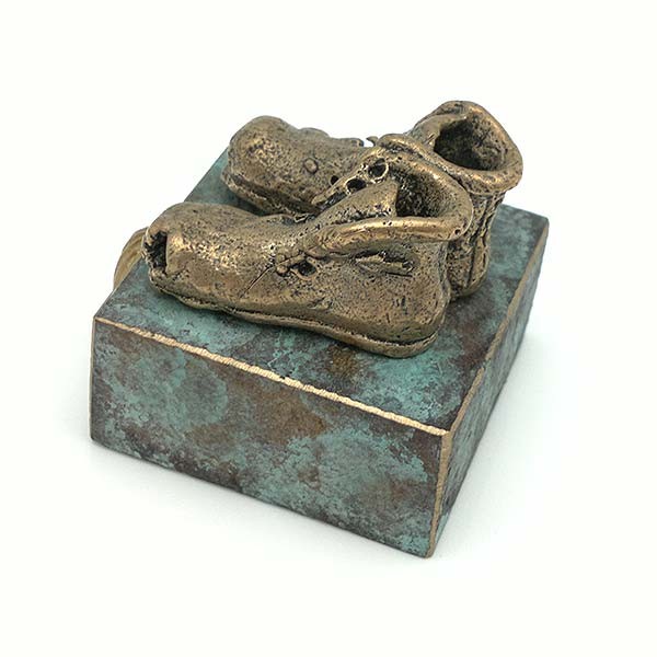 Escultura representando el calzado con el que se realiza el camino de Santiago.