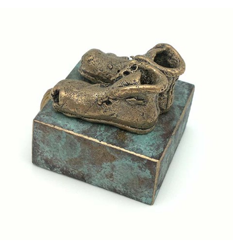 Escultura representando el calzado con el que se realiza el camino de Santiago.