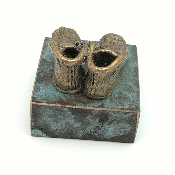 Escultura representando el calzado con el que se realiza el camino de Santiago.