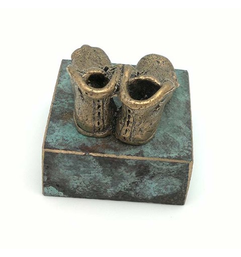 Escultura representando el calzado con el que se realiza el camino de Santiago.