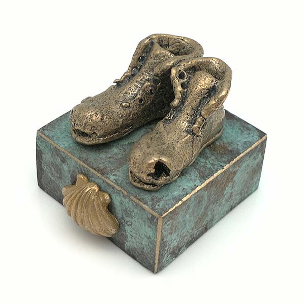Escultura representando el calzado con el que se realiza el camino de Santiago.