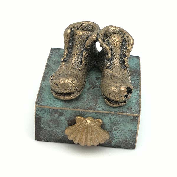 Escultura representando el calzado con el que se realiza el camino de Santiago.