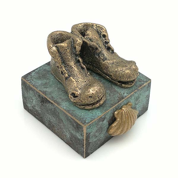 Escultura representando el calzado con el que se realiza el camino de Santiago.