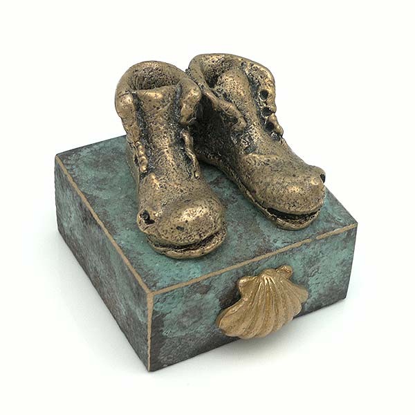 Escultura representando el calzado con el que se realiza el camino de Santiago.