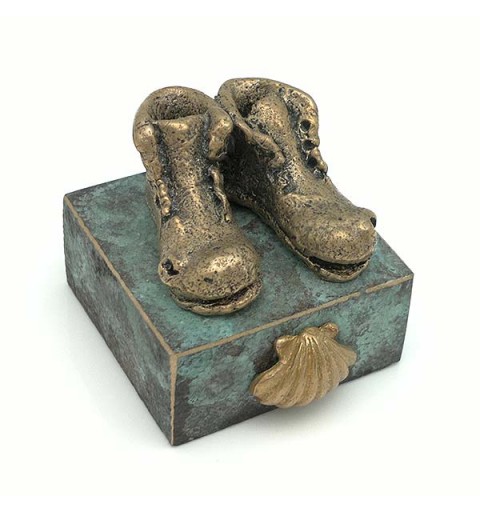 Escultura representando el calzado con el que se realiza el camino de Santiago.