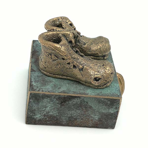 Escultura representando el calzado con el que se realiza el camino de Santiago.