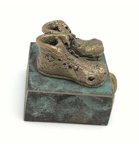 Escultura representando el calzado con el que se realiza el camino de Santiago.