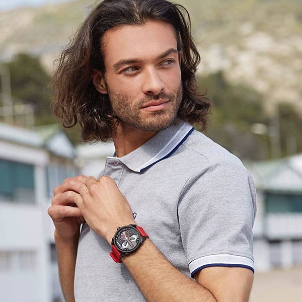 Reloj de la marca Marea en tonos rojos y negro, tipo deportivo.