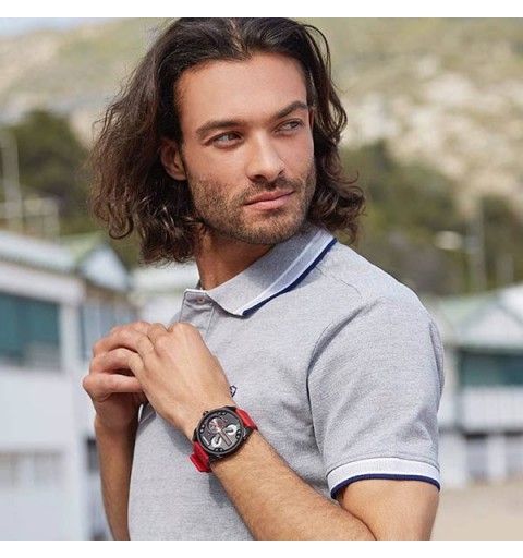 Reloj de la marca Marea en tonos rojos y negro, tipo deportivo.