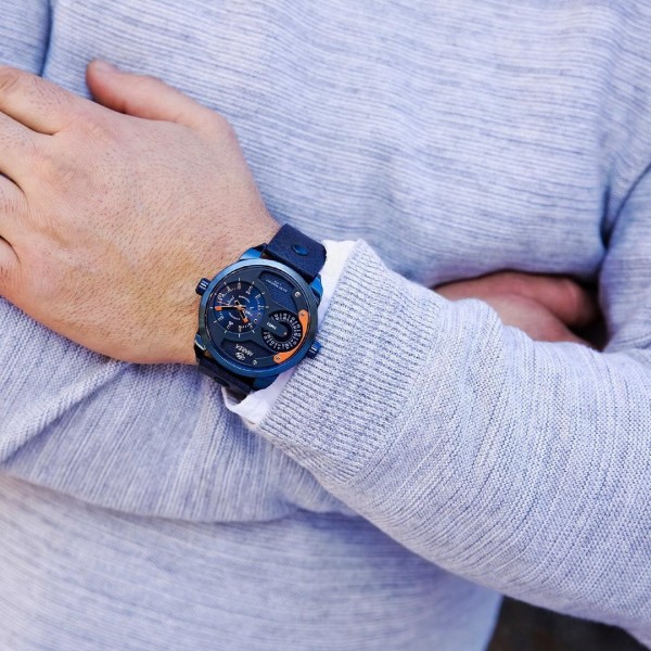 Reloj de la marca Marea, con diseño tipo Diesel, color azul metálico.