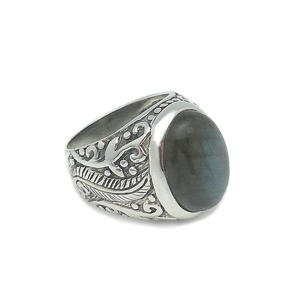 Unisex ring in silver and a labradorite.