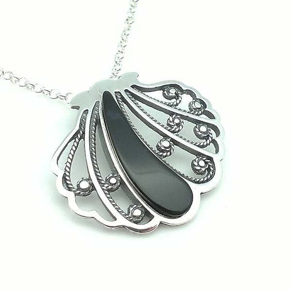 Shell-shaped pendant in silver and jet