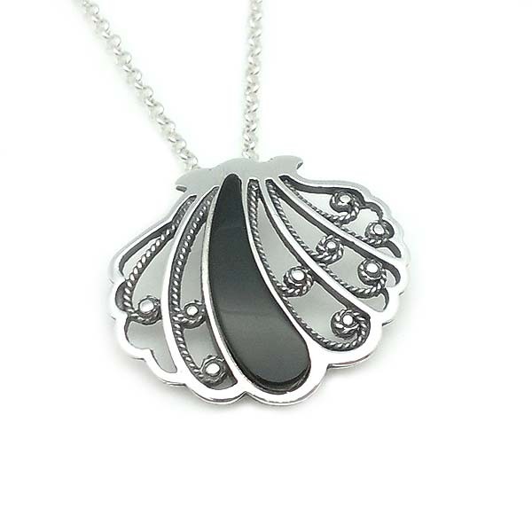 Shell-shaped pendant in silver and jet