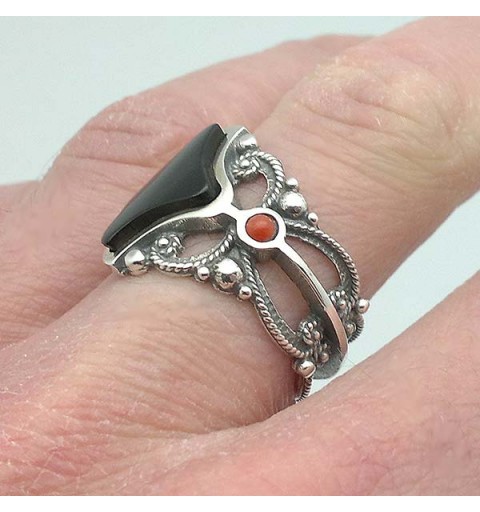 Adjustable ring, silver, jet and coral.