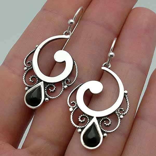 Earrings, in silver and jet, with a spiral shape.