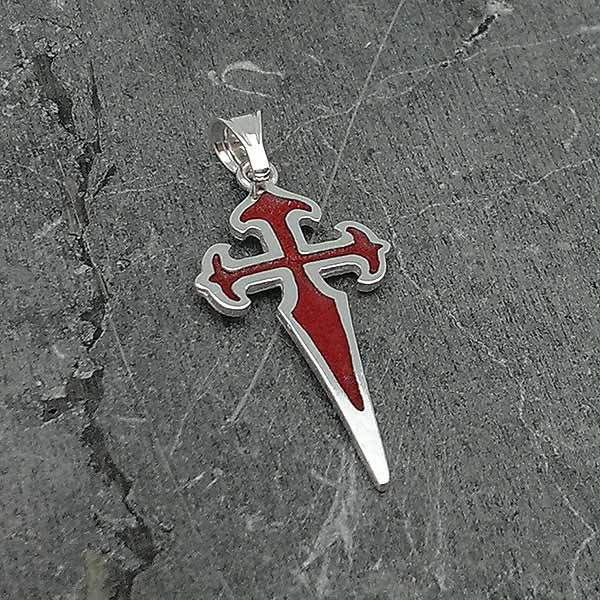 Colgante en plata de ley y esmalte al fuego, con la forma de la cruz de Santiago de Compostela.