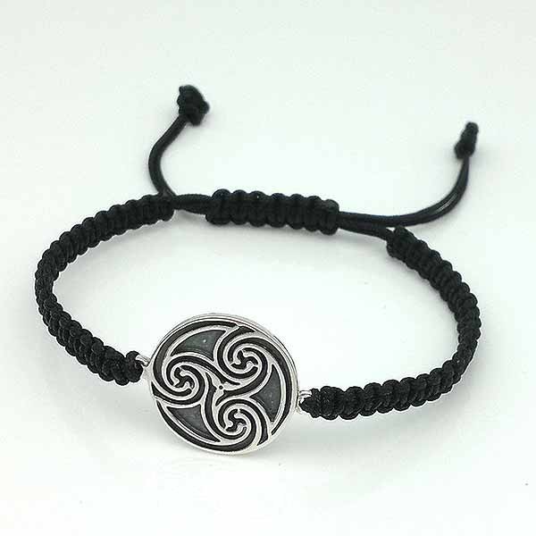 Pulsera con el símbolo celta más conocido, el trisquel. Elaborada e plata de ley y nylon trenzado de color negro.