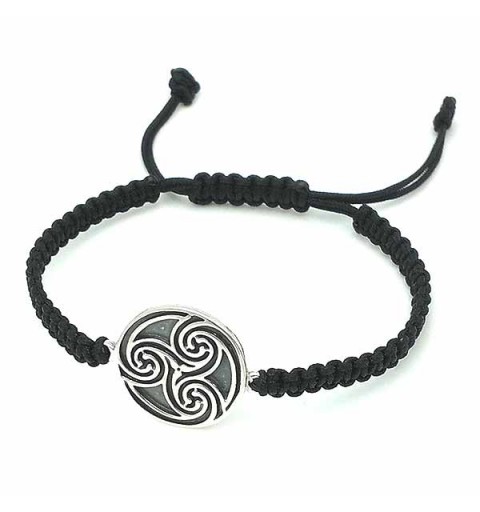 Pulsera con el símbolo celta más conocido, el trisquel. Elaborada e plata de ley y nylon trenzado de color negro.