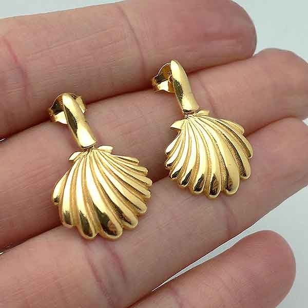 Shell-shaped earrings, golden. Made of sterling silver.