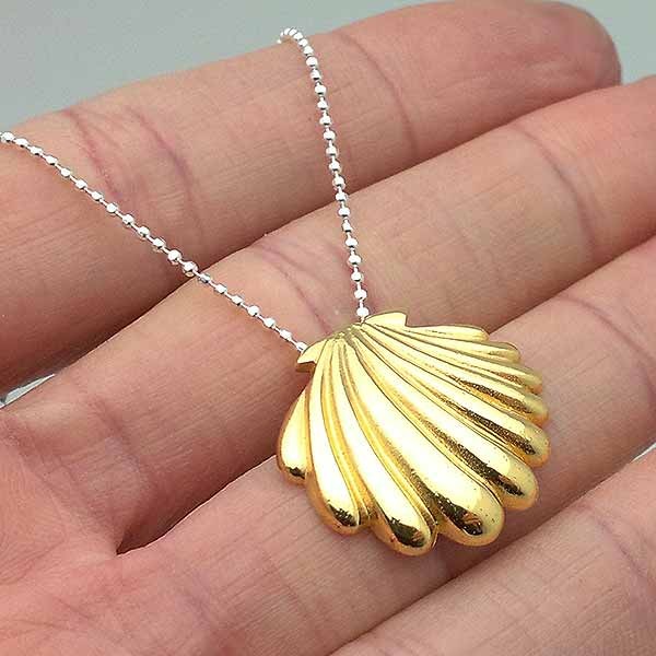 Shell-shaped pendant, in sterling silver, finished in gold.