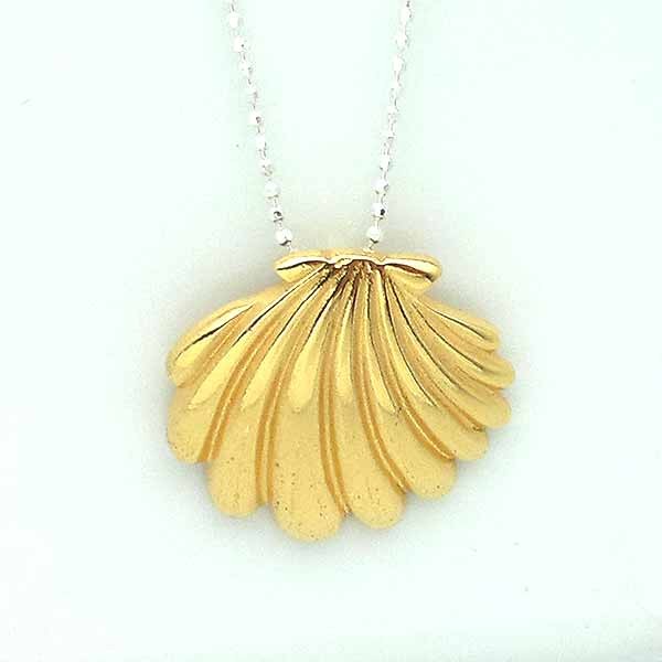 Shell-shaped pendant, in sterling silver, finished in gold.
