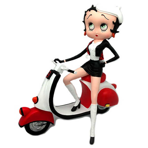 Betty Boop sentada en su bonita Scooter.