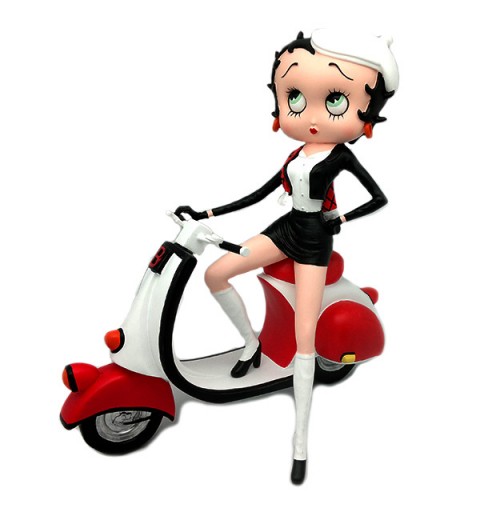 Betty Boop sentada en su bonita Scooter.