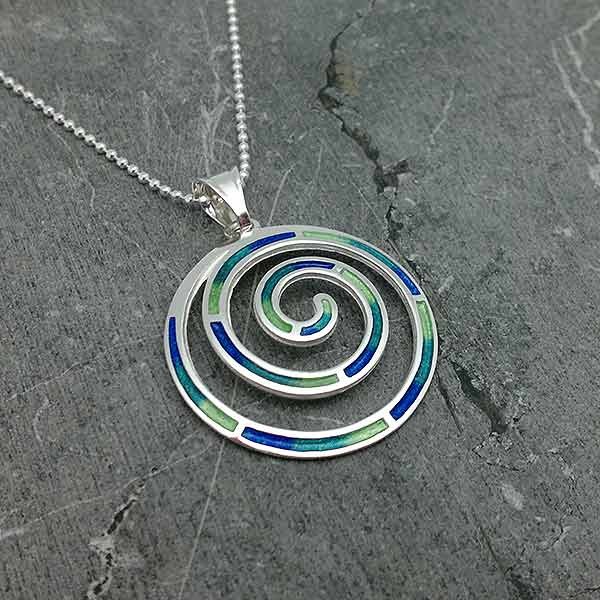 Colgante celta, con forma de espiral, en plata de ley y esmalte a fuego