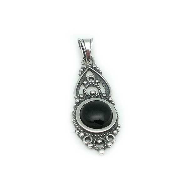 Colgante en plata de ley y azabache, elaborado con la técnica de la filigrana
