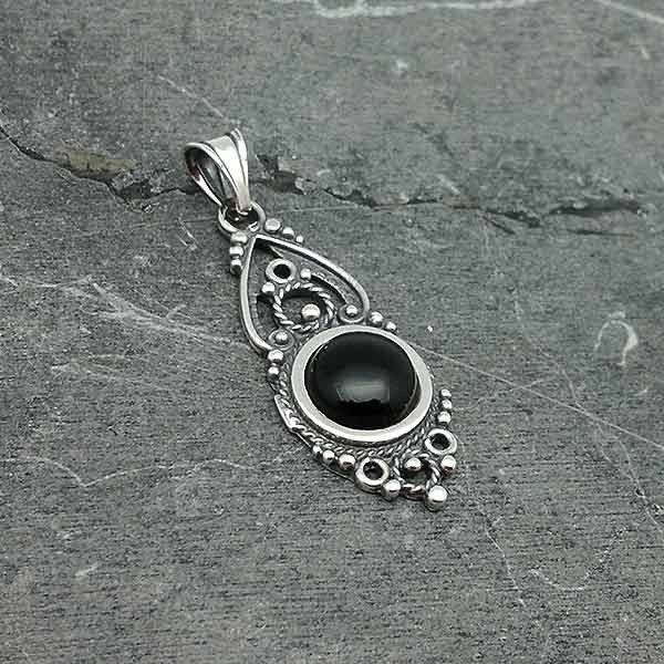 Pendant in sterling silver and jet, made with the filigree technique