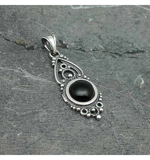 Colgante en plata de ley y azabache, elaborado con la técnica de la filigrana