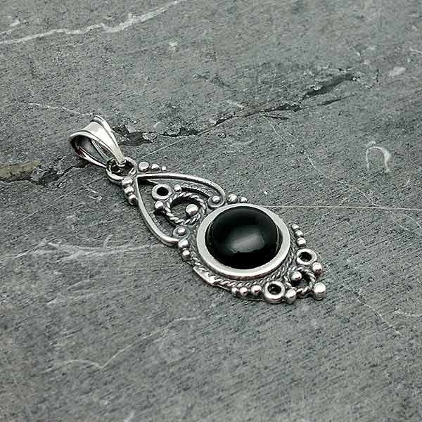 Colgante en plata de ley y azabache, elaborado con la técnica de la filigrana