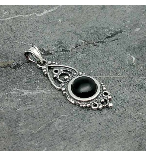 Colgante en plata de ley y azabache, elaborado con la técnica de la filigrana