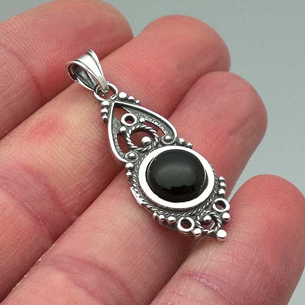 Colgante en plata de ley y azabache, elaborado con la técnica de la filigrana