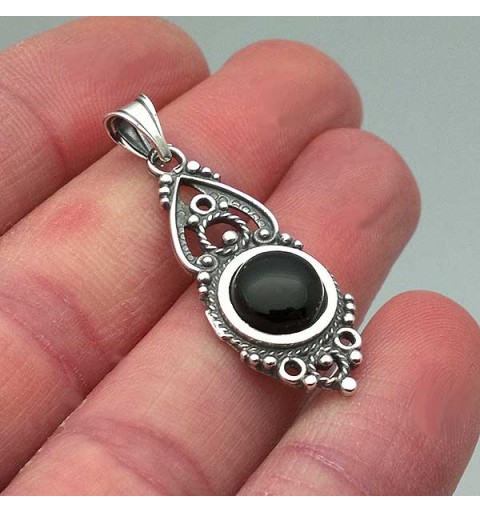 Colgante en plata de ley y azabache, elaborado con la técnica de la filigrana