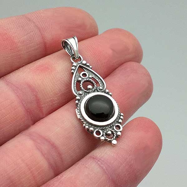 Pendant in sterling silver and jet, made with the filigree technique