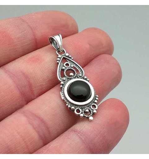Colgante en plata de ley y azabache, elaborado con la técnica de la filigrana