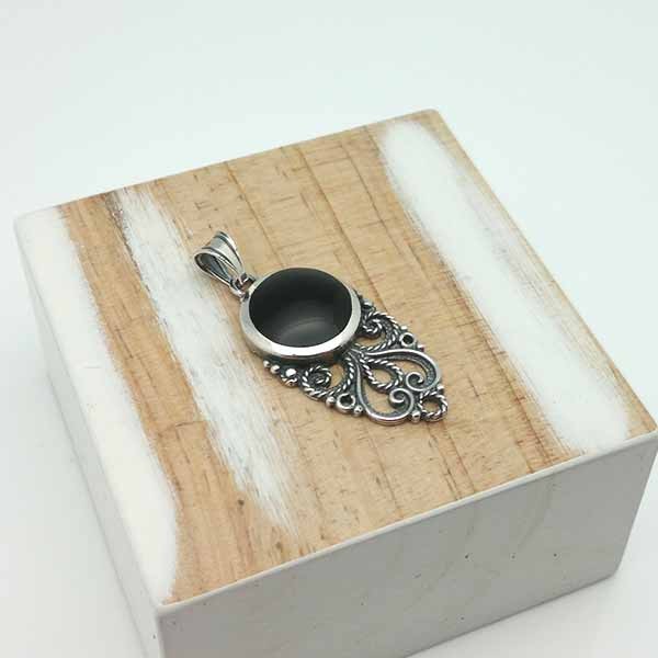 Colgante, elaborado por orfebres con la técnica de la filigrana, en plata de ley y azabache