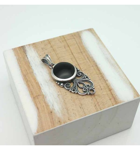 Colgante, elaborado por orfebres con la técnica de la filigrana, en plata de ley y azabache