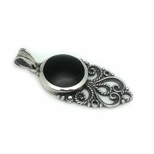 Colgante, elaborado por orfebres con la técnica de la filigrana, en plata de ley y azabache