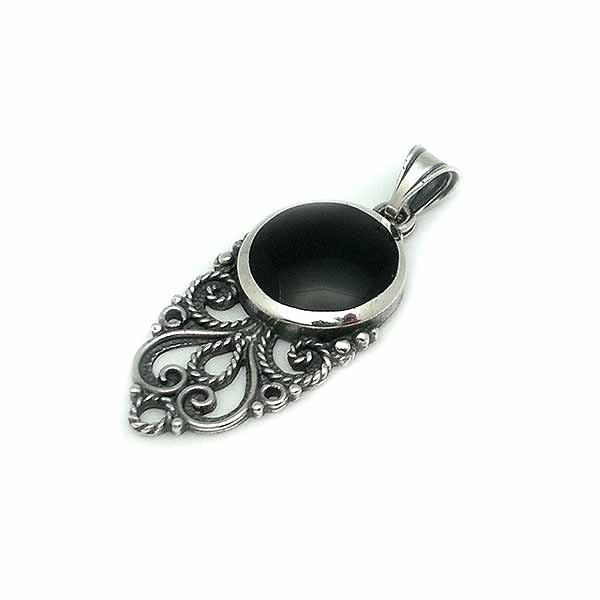 Colgante, elaborado por orfebres con la técnica de la filigrana, en plata de ley y azabache