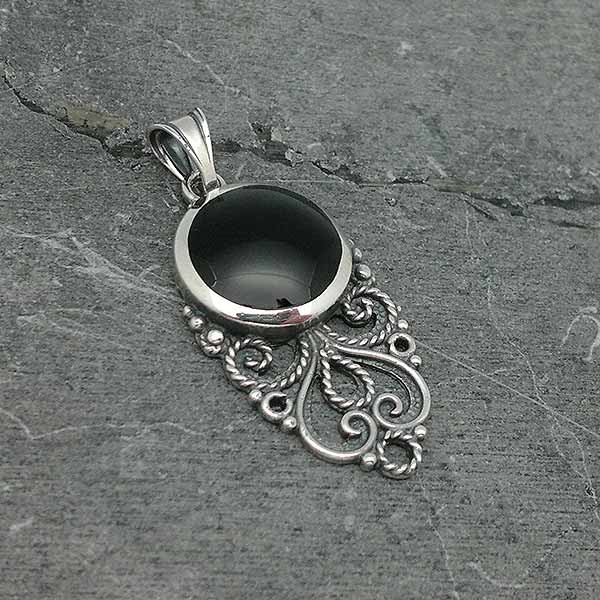 Colgante, elaborado por orfebres con la técnica de la filigrana, en plata de ley y azabache